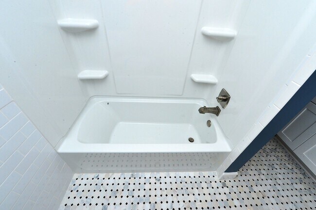 Building Photo - 817 Englewood Dr