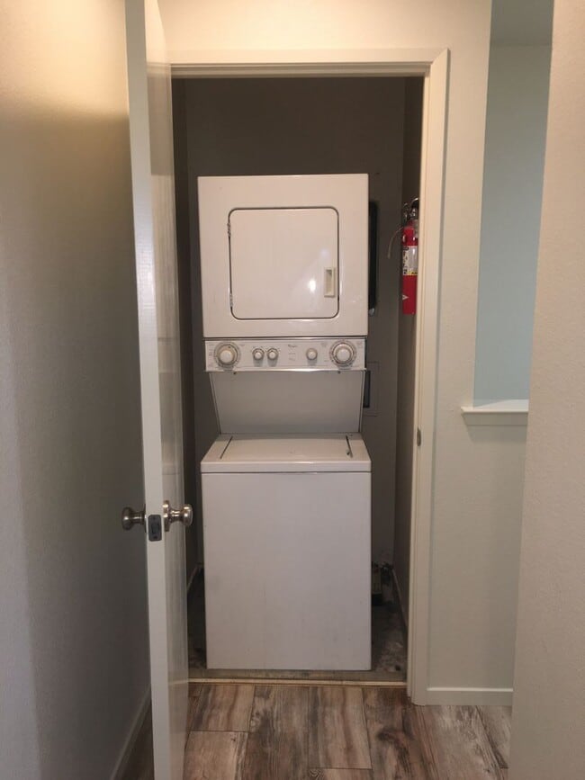 Building Photo - Three Bedroom Townhouse Style Apartment wi...
