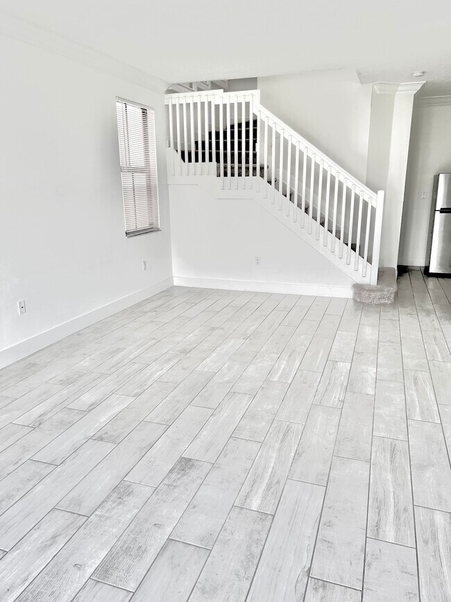 Building Photo - 3016 King Palm Way