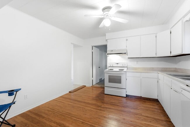 Building Photo - Charming house for rent, with laundry machines included and fenced yard.