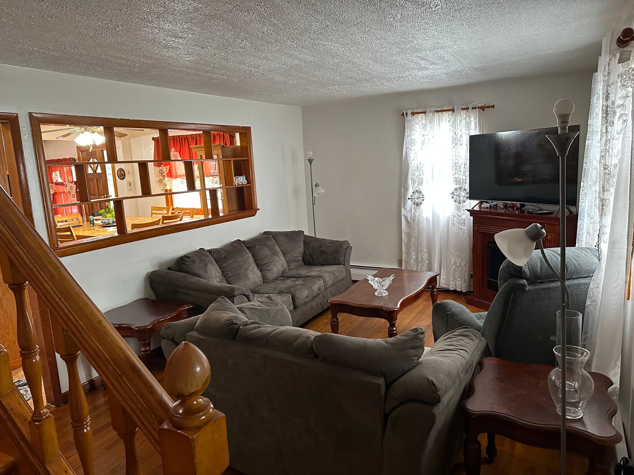 Furnished living room - 196 Market St
