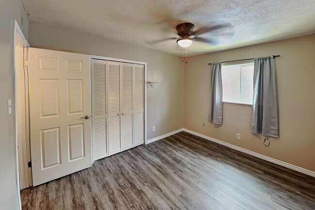 Building Photo - Don't miss your opportunity to make this Camelot gem your next home—schedule your tour today!