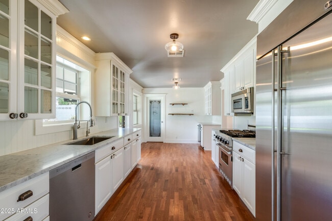 Building Photo - 4302 E Whitton Ave