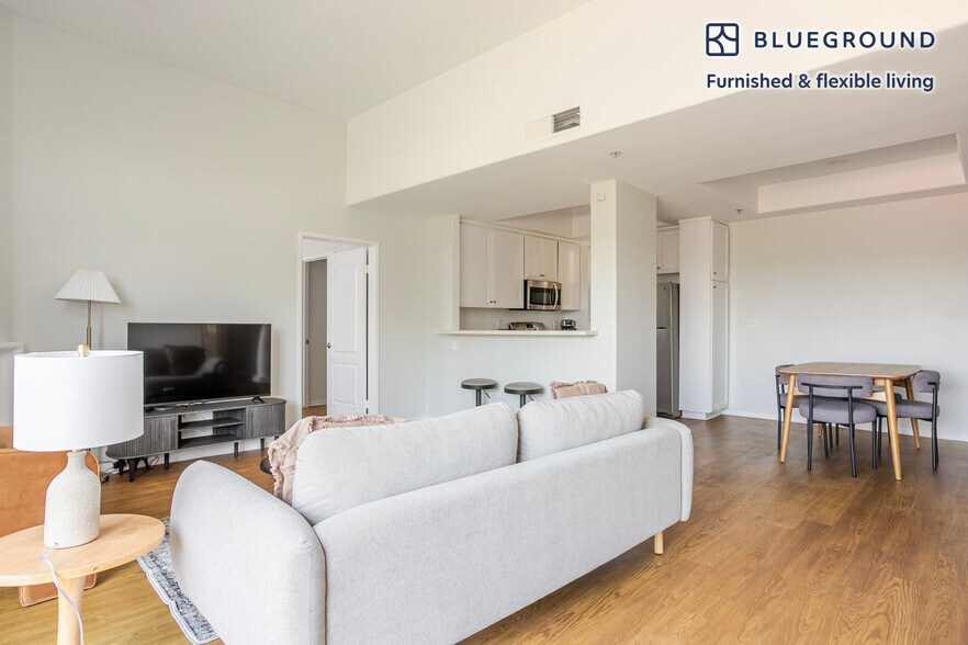 Building Photo - 2225 S Beverly Glen Blvd