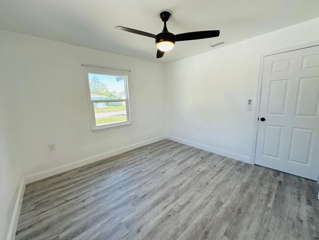 Building Photo - Charming 3 Bed, 2 Bath Oasis: Minutes from...