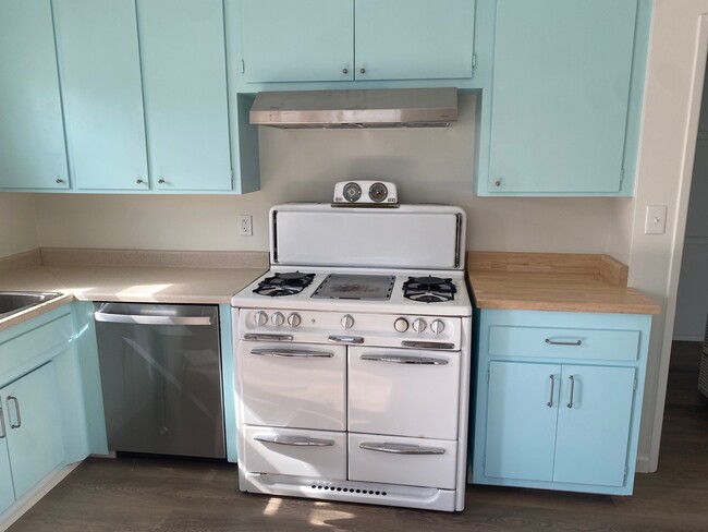 Cook's kitchen with vintage stove, butcher's block and brand new dishwasher - 228 W Walnut Ave