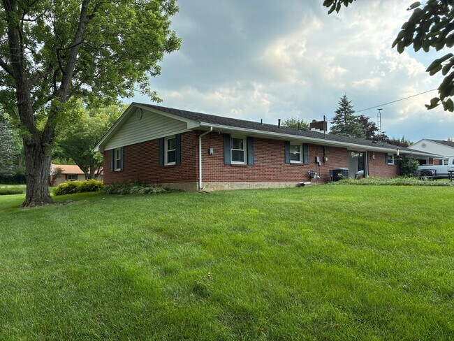 Building Photo - 2045 Fox Run Rd