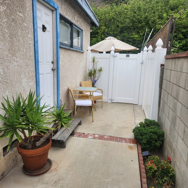 private patio - 5413 Coolidge Ave