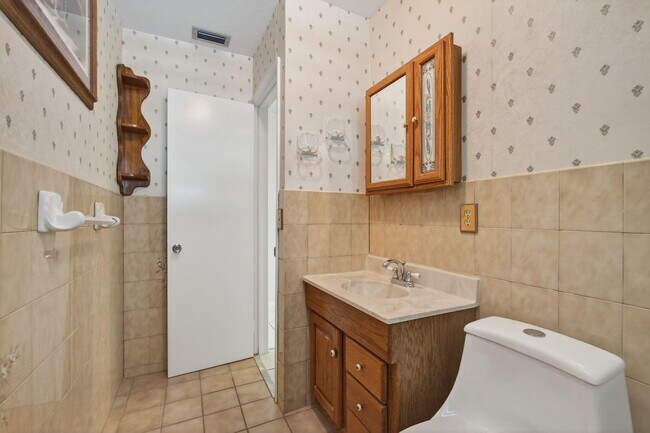 Building Photo - 704 Juniper Dr