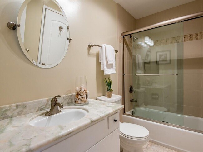 Building Photo - Heart of downtown Los Altos, walk to everything, in a quiet top floor location.