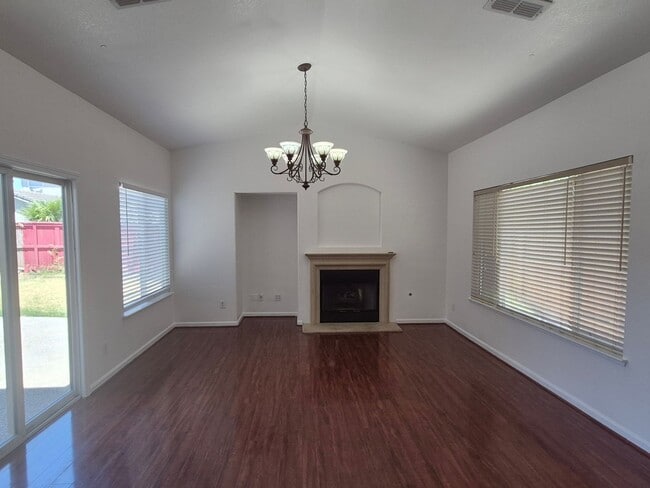 Building Photo - 5 Bedroom 3 bath Home