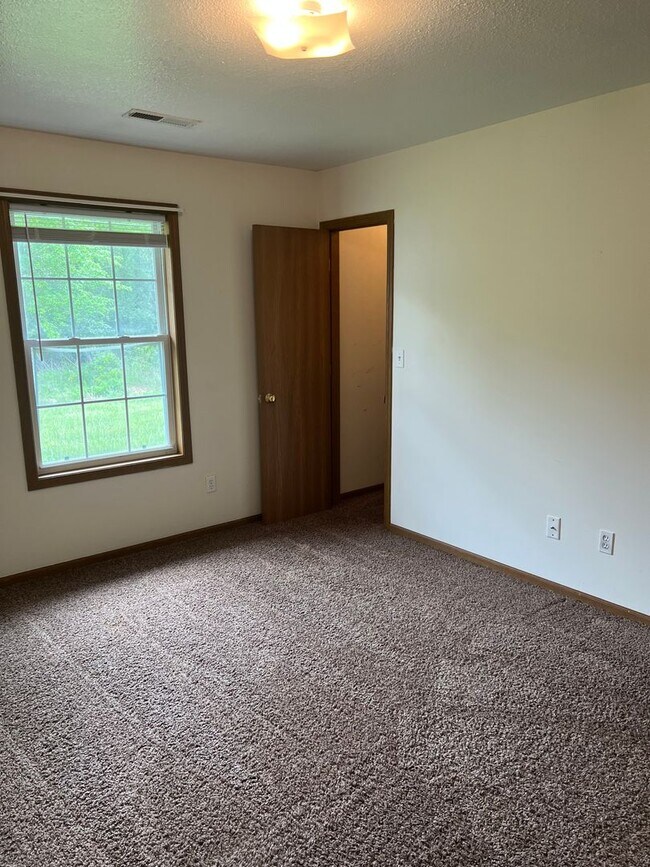 Building Photo - 2626 E Oakbrook Dr