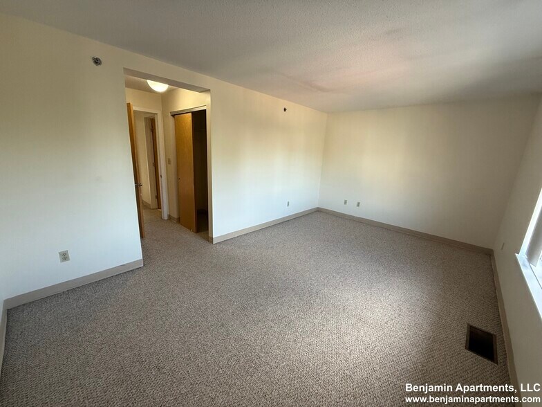 Building Photo - 142 North Beacon St