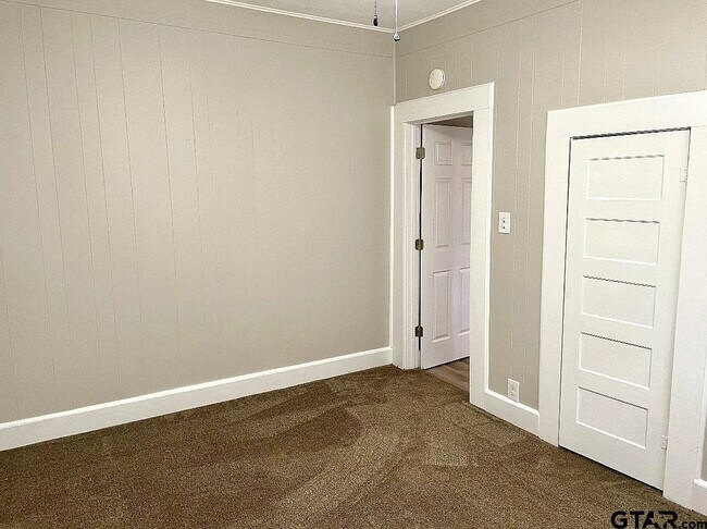 Building Photo - 910 N Newsom St