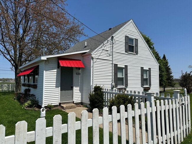 Primary Photo - Charming Cape Cod Near Airport with Modern...