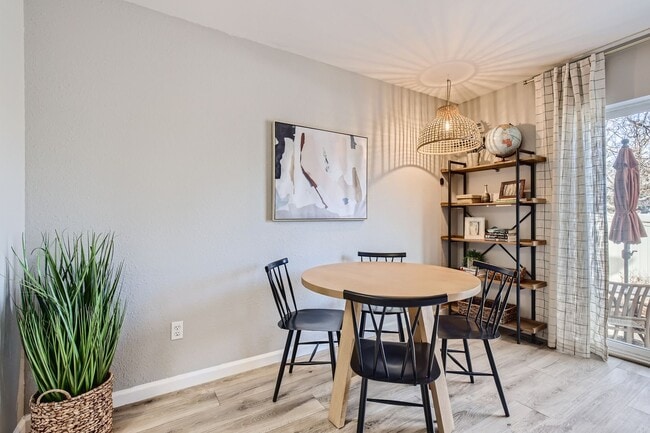 Building Photo - Corner Unit 2 BDR / 2.5 BA Townhome