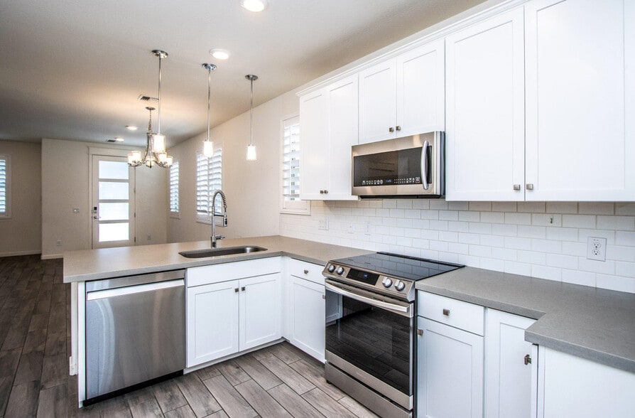 Kitchen - 300 N Gila Springs Blvd