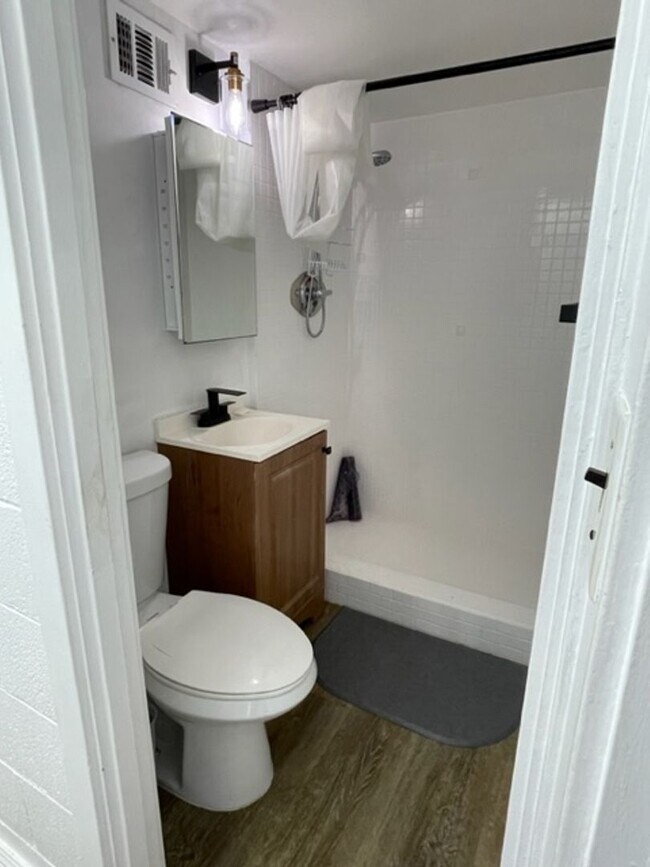 Building Photo - Cute Studio Waikiki- Furnished/ ALL Utilti...