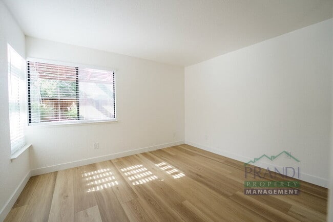 Building Photo - 41 Pine Tree Ct
