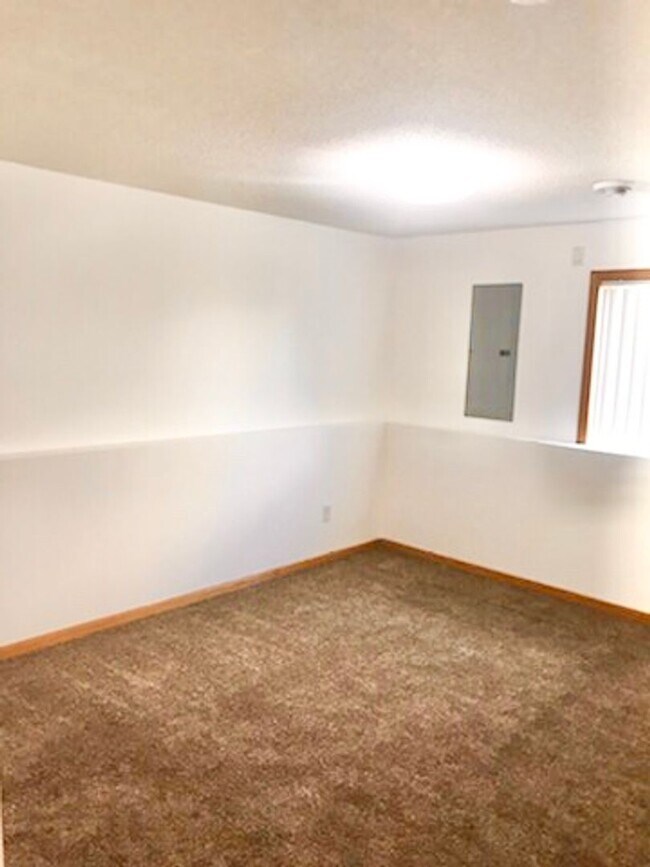 Building Photo - 5 bed 2 bath House for Rent