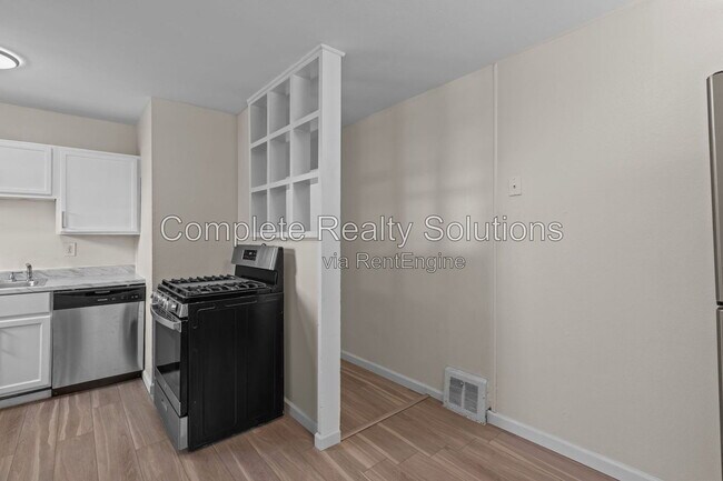 Building Photo - 5661 Bermuda Dr