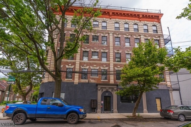 Building Photo - 68 Garside St