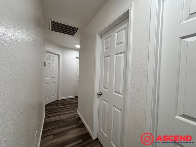 Building Photo - Beautiful 4 Bedroom Home In Rosedale!