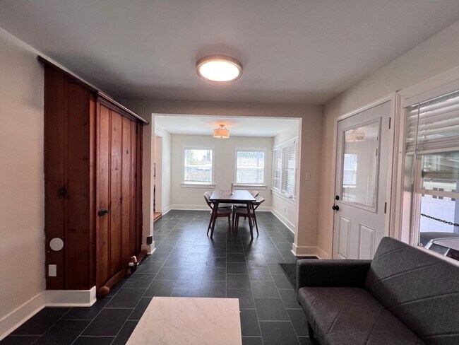 Building Photo - Fully Updated Home in San Leandro Available for Rent!!