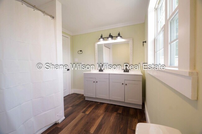 Building Photo - Classic Charm Meets Modern Living – Remodeled 4 BR Home in Dalton!