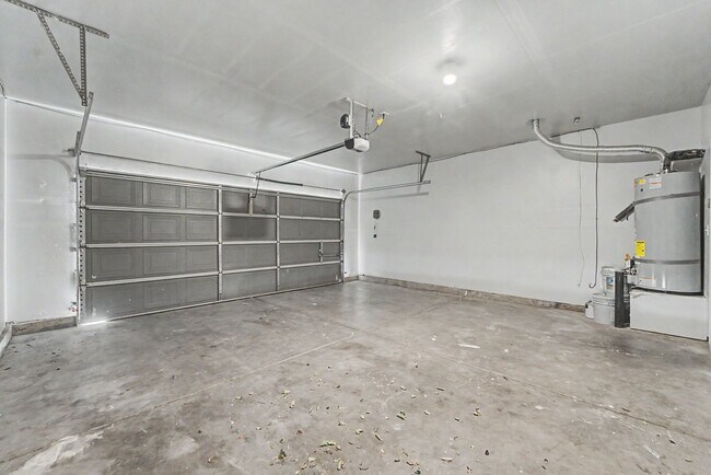 Building Photo - 4 bedroom 2 bath home located in Yuba City
