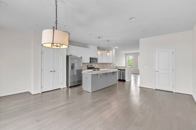 Building Photo - Luxurious 4 Bed 4.5 Bath Brick Townhome In...