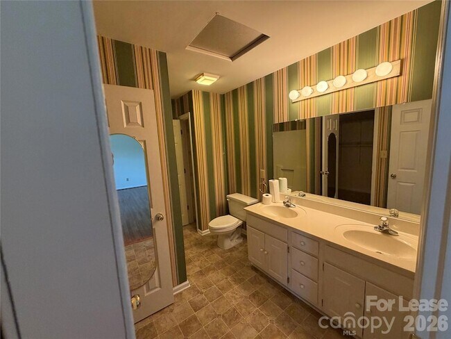 Building Photo - 236 Meadow Oaks Dr