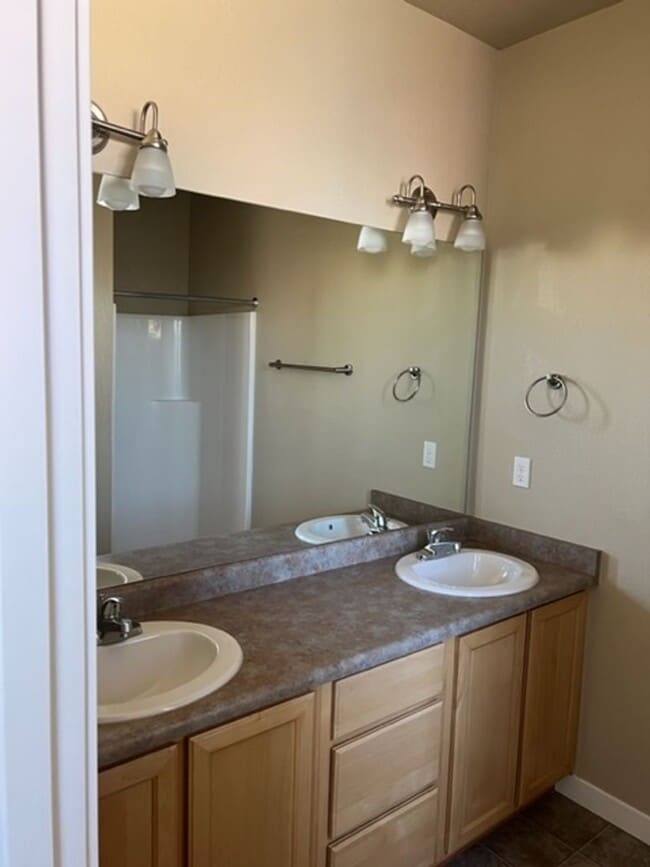 Building Photo - 3 LEVEL CONDO W/ UPGRADES, GARAGE/ FENCED ...