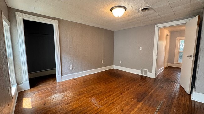 Building Photo - 807 W 13th St