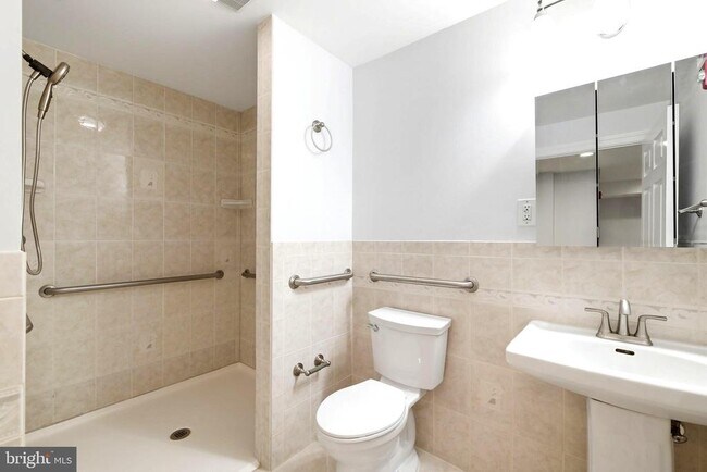 Building Photo - 711 Lamberton Dr