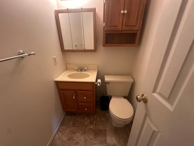 Building Photo - 4 bedroom, 2 1/2 bath