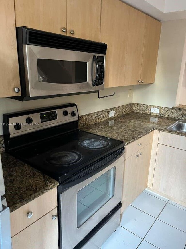 Building Photo - 2891 NE 185th St