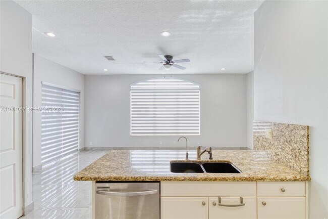 Building Photo - 3810 SW 51st St