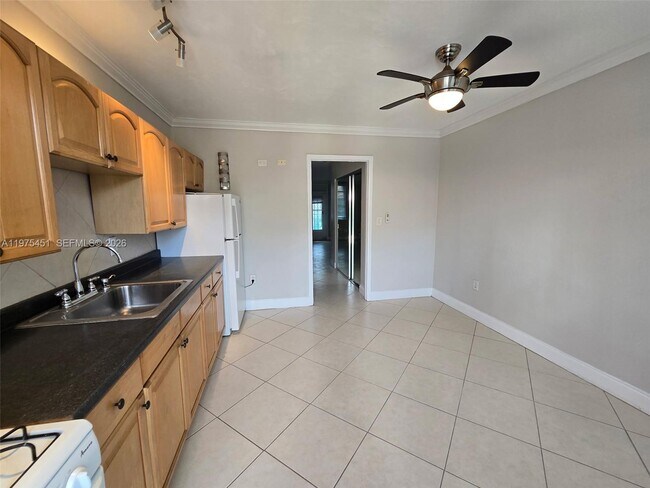 Building Photo - 441 Collins Ave