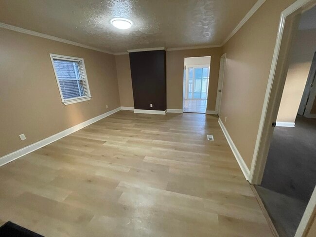 Building Photo - 332 E Lincoln St