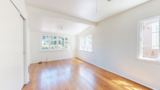 Building Photo - Stunning 4 Bedroom Home In Sought After Pi...