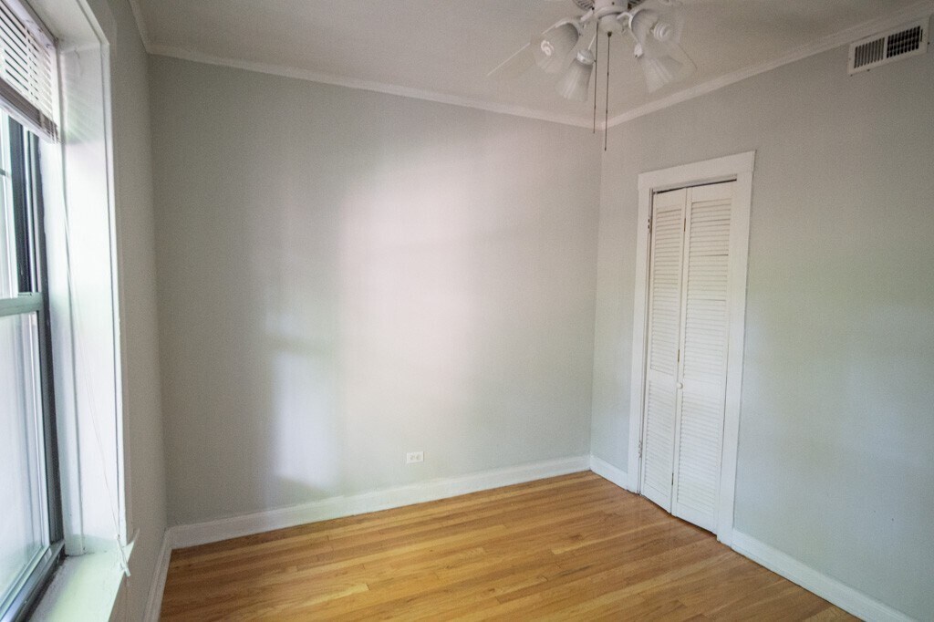 Building Photo - 3007 N Racine Ave