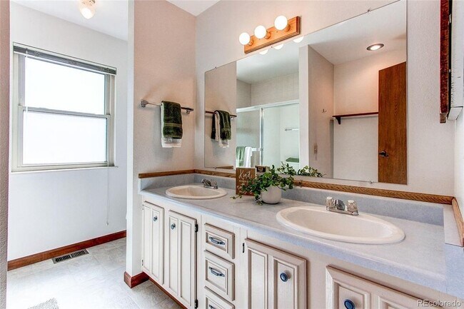 Building Photo - 1357 S Oswego Ct