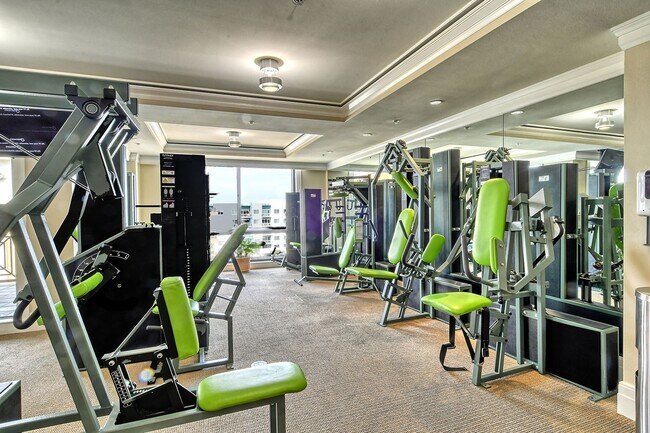 Building Photo - Short term ONLY Amazing 2/2 condo in the heart of downtown Sarasota with Bay View!