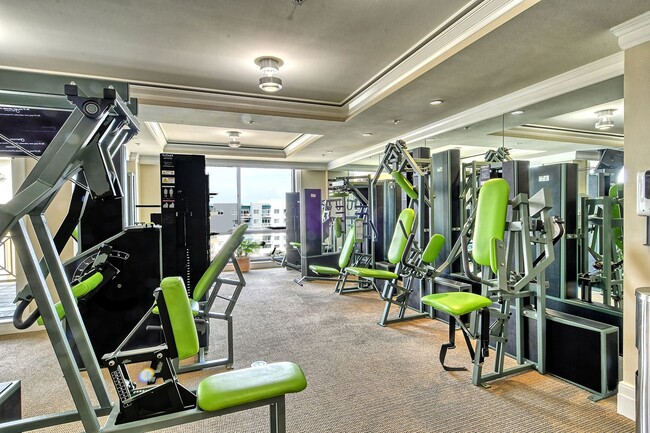 Building Photo - VACATION RENTAL Amazing 2/2 condo in the heart of downtown Sarasota with Bay View!