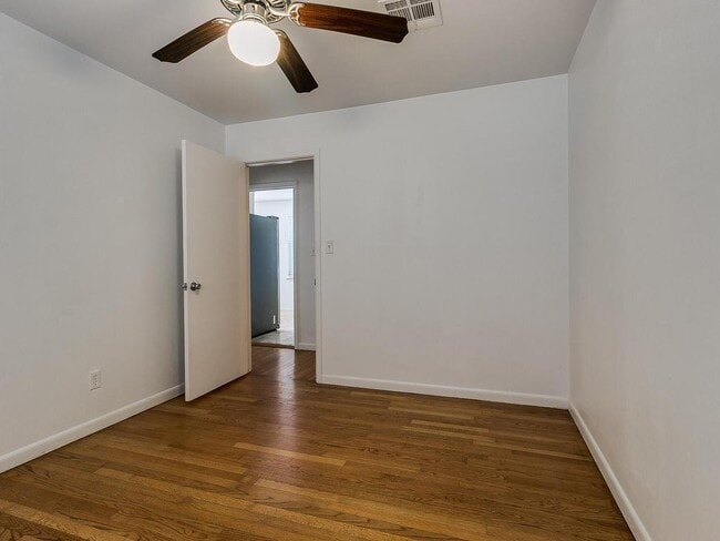 Building Photo - 2644 Lakeside Dr