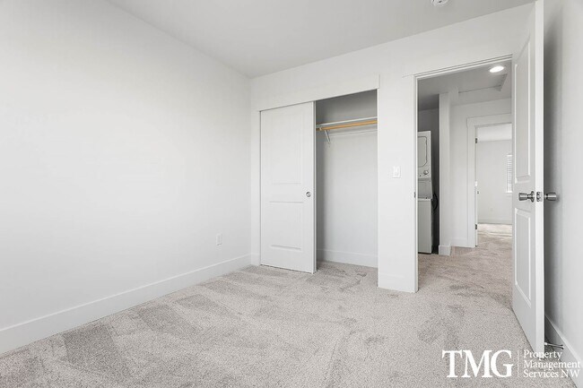 Building Photo - Move in today and receive all of OCTOBER F...