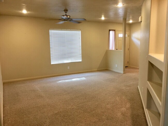 Building Photo - 3-BR Townhome in Fox Cove