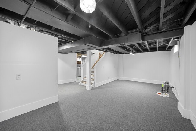 Building Photo - 2226 E Farnum Ave