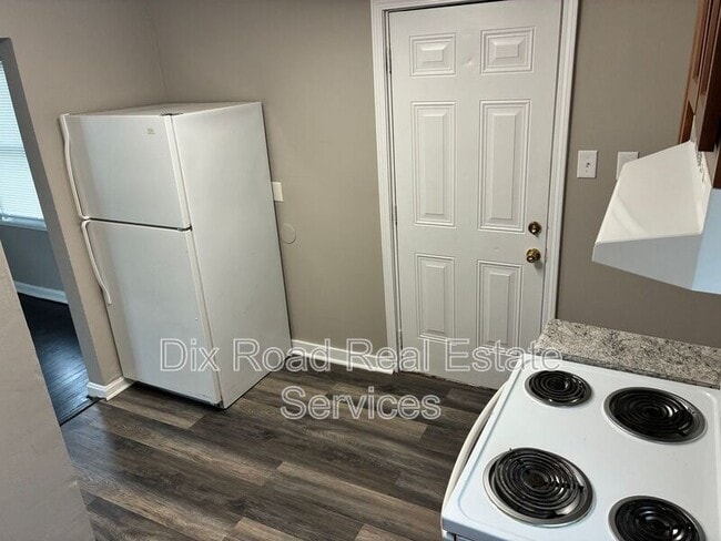 Building Photo - 729 Cleverly Rd